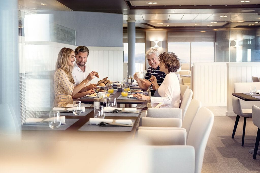 hanseatic-nature-inspiration-lido-restaurant-people,17147_webdownload_1280