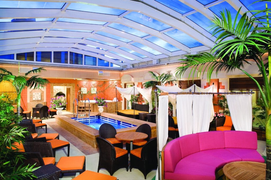 The Courtyard - Deck 14 MidshipNorwegian Pearl - Norwegian Cruise Line