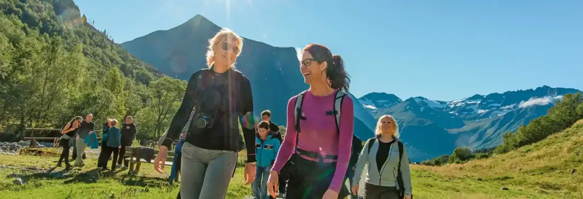 Hurtigruten_People_Hike_Autumn