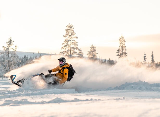 69d518ff83a0c3195e643483_Schneemobil-Touren-Schwedisch Lappland