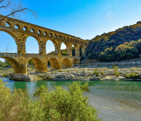 Rhone bekannte Brücke Geh auf Kreuzfahrt