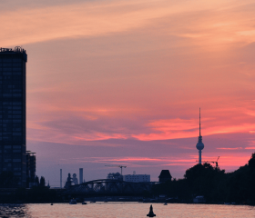 Berlin Spree Geh auf Kreuzfahrt