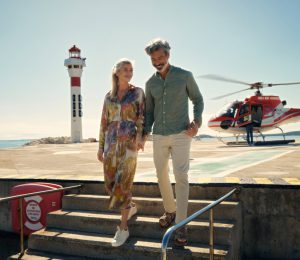Paar nach dem Helikopterflug, Cannes, Frankreich, Landausflugsshooting 2024