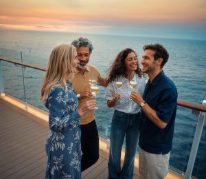 Freunde stoßen zusammen an der Reling an, Sonnenuntergang, Landausflugsshooting 2024