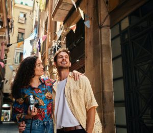 Paar erkundet die Stadt, Barcelona, Spanien, Landausflugsshooting 2024