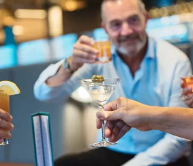 Explorer-Lounge-Bar-MS-Roald-Amundsen-HGR-137350-_Foto_Agurtxane_Concellon-2