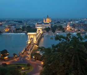 Fluss_Donau_Ungarn_Budapest_Kettenbrücke_01