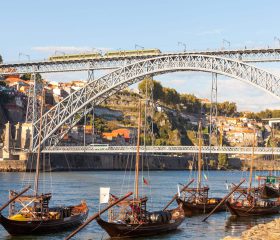 Fluss_Douro_Porto_Brücke-Dom-Luis_typische_Holzboote