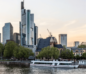 Frankfurt am Main Geh auf Kreuzfahrt