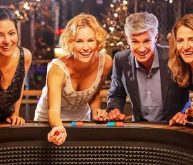 HAL_onboard-activities-casino-action-2022-c037.jpg.image.720.540.high