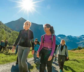 Hurtigruten_People_Hike_Autumn
