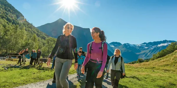 Hurtigruten_People_Hike_Autumn
