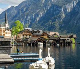 Idyllische Berge und Flüsse Geh auf Kreuzfahrt