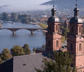 Kirche und Fluss Geh auf Kreuzfahrt