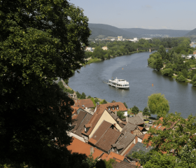 Mainufer Geh auf Kreuzfahrt
