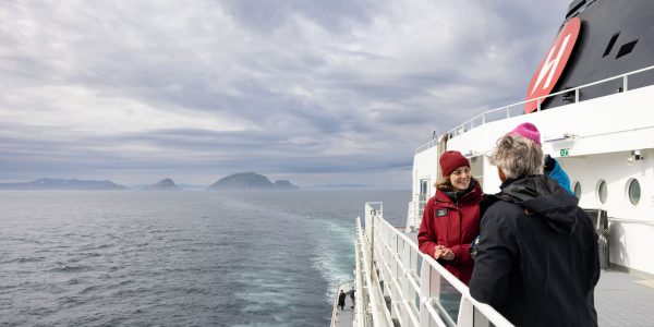 People_on_deck_HGR_168171_Photo_Espen_Mills