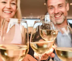 VDG_paar-drinks-anstossen-zuschnitt