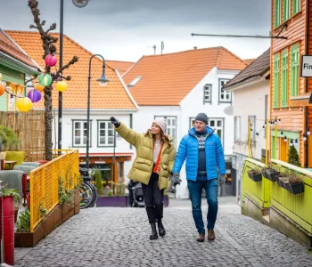Walking-in-Fargegata-in-Stavanger-_Ruben-Soltvedt-Fjord-Norway_3x2