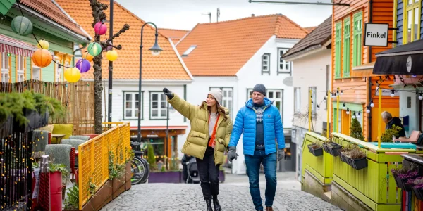 Walking-in-Fargegata-in-Stavanger-_Ruben-Soltvedt-Fjord-Norway_3x2