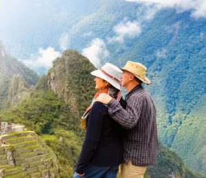 couple-overlooking-machu-picchu_0