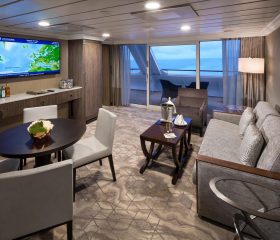 world_owners_suite_living_room